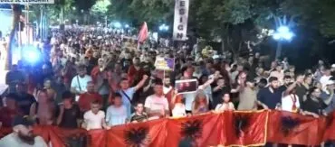 “Poshtë patronazhistët”/ Vijon marshimi në rrugët e Tiranës: Shqipëria kërkon revolucion