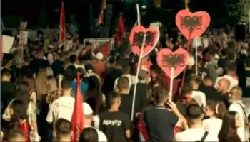 “Poshtë sistemi, burg Edi Ramës”/ Revolta qytetare, studentët: Kryeministër ky është fundi juaj
