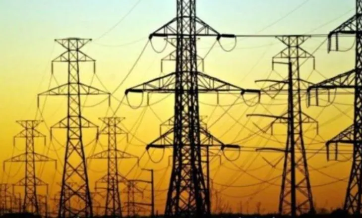 Pr.ligji/ Vetëprodhuesit mund ta shesin energjinë e tepërt, ndryshon kompensimi i çmimit të energjisë për pensionistët