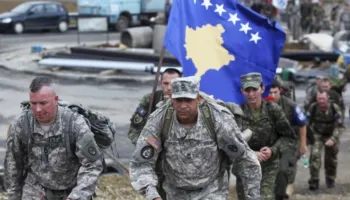 Prapaskenat e lëvizjes së SHBA, KFOR-i drejt “tkurrjes”, alarmi për sigurinë në Kosovë, ja pse tërheqja e trupave…