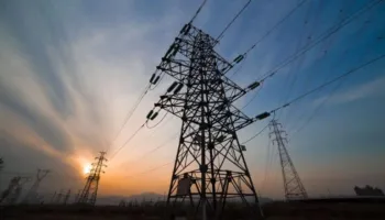 Prej 5 orësh pa drita/ Disa zona në Tiranë mbeten pa energji në mes të temperaturave ekstreme