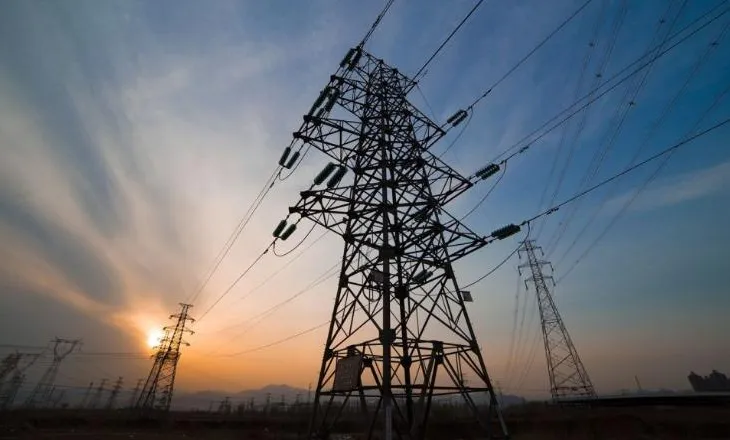 Prej 5 orësh pa drita/ Disa zona në Tiranë mbeten pa energji në mes të temperaturave ekstreme