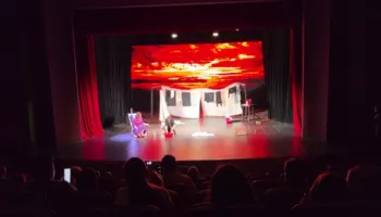 Premiera e “Martini” në Fier, teatri Bylis çel sezonin me komedinë e re të Odise Plakut
