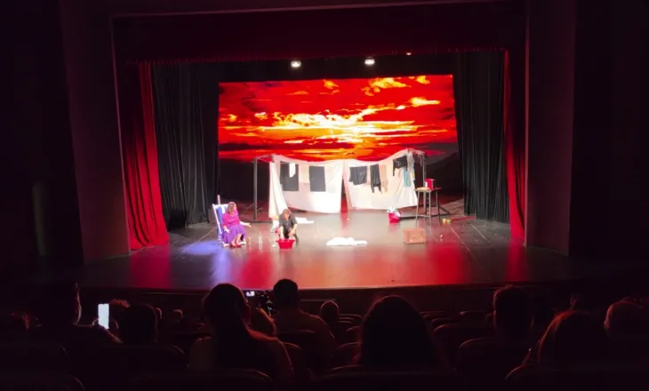Premiera e “Martini” në Fier, teatri Bylis çel sezonin me komedinë e re të Odise Plakut