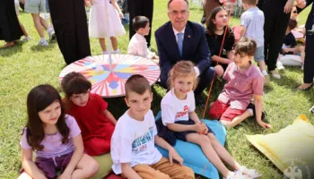 Presidenti Begaj dhe Zonja e Parë presin fëmijët e grave ushtarake për 1 Qershorin