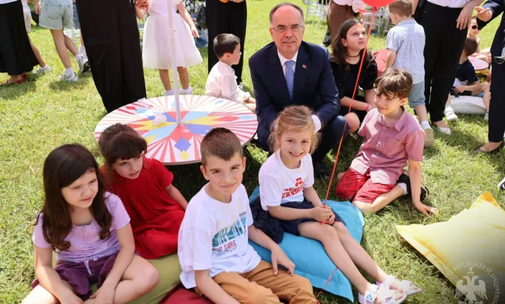 Presidenti Begaj dhe Zonja e Parë presin fëmijët e grave ushtarake për 1 Qershorin