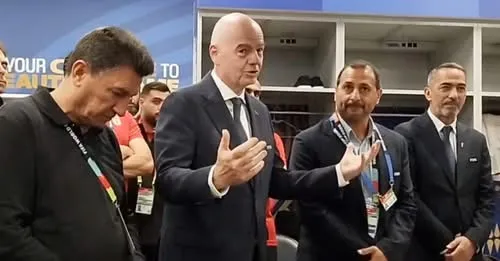 Presidenti i FIFA-s në dhomat e xhveshjes së Iranit: E di si ndiheni, jeni më të mëdhenj se kjo …Kupë