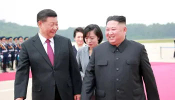 Presidenti i Kinës Xi Jinping viziton Korenë e Veriut, pritet me ceremoni madhështore dhe të shtëna topi nga Kim Jong Un