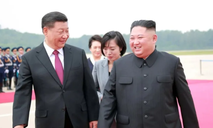 Presidenti i Kinës Xi Jinping viziton Korenë e Veriut, pritet me ceremoni madhështore dhe të shtëna topi nga Kim Jong Un
