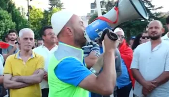 “Presin reformim nga dikush që duhej të ishte duke shijuar pensionin”, protestuesi ironizon demokratët (VIDEO)