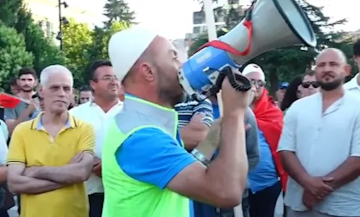 “Presin reformim nga dikush që duhej të ishte duke shijuar pensionin”, protestuesi ironizon demokratët (VIDEO)
