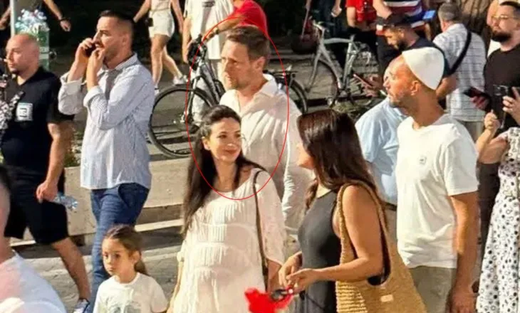 Princ Leka del hapur në mbështetje të qytetarëve: Shqipëria ka nevojë për zhvillim