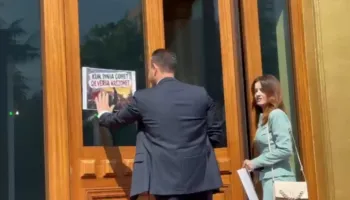 Pritet nisja e seancës parlamentare/ “Kur rinia çohet, qeveria rrëzohet”, deputetët e PD shkojnë në Kuvend me pankarta