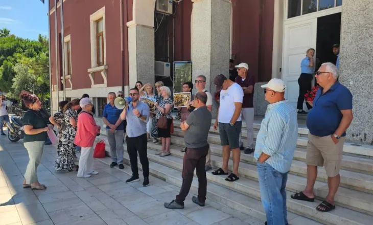 Projekti TID, banorët e prekur protestojnë para Bashkisë së Durrësit