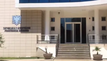 Prokuroria Shkodër dërgon në gjyq administratorin e një kompanie private, mashtroi të huajt me programe studimi