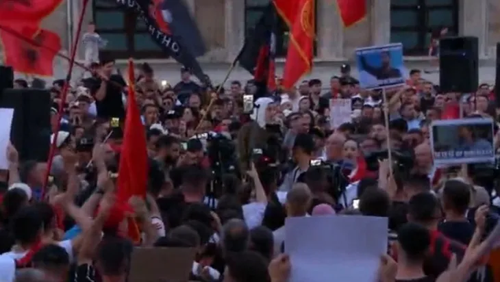 Propozimi që vjen për herë të parë, protestuesja: Të krijojmë një parti