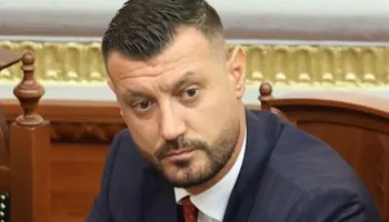 Protesta/ Deputeti socialist: Nëse keni alternativë më të mirë, bujrum tek kutia e votimit!