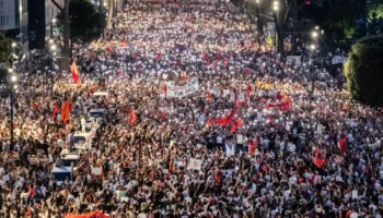 Protesta e 11-të masive në Tiranë rrëmben vëmendjen ndërkombëtare! ‘The Guardian’ e përzgjedh ‘Foto e Ditës’