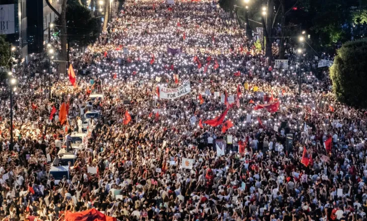Protesta e 11-të masive në Tiranë rrëmben vëmendjen ndërkombëtare! ‘The Guardian’ e përzgjedh ‘Foto e Ditës’