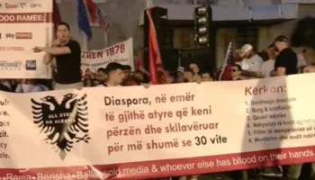 Protesta e 15-të, bulevardi dhe rrugët e Tiranës mbushen plot, mijëra qytetarë vijojnë revoltën kundër Ramës dhe…