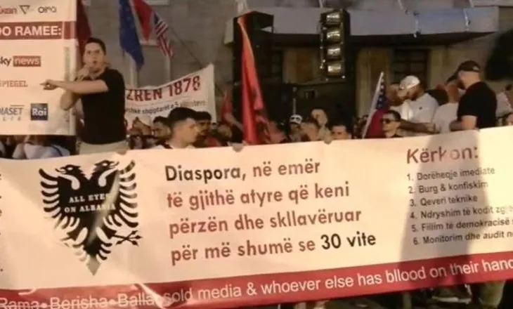 Protesta e 15-të, bulevardi dhe rrugët e Tiranës mbushen plot, mijëra qytetarë vijojnë revoltën kundër Ramës dhe…