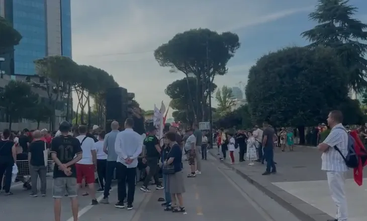 Protesta e 15-të në kryeqytet, nis grumbullimi i qytetarëve