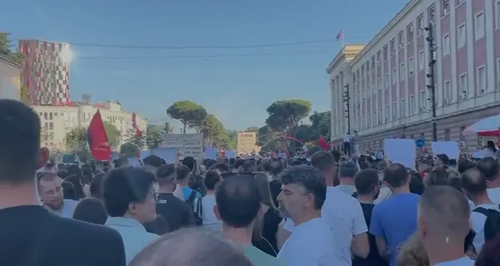 Protesta e 16-të në kryeqytet/ Nis grumbullimi i qytetarëve, do të marshojnë drejt Kryeministrisë