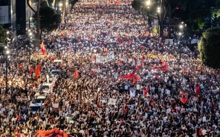 Protesta e 18-të radhazi/ Mijëra qytetarë pritet të dalin edhe sot para Kryeministrisë kundër Edi Ramës