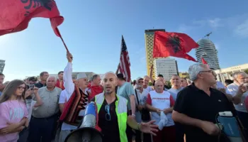 Protesta e 20/ Nis grumbullimi i qytetarëve te sheshi Skënderbej