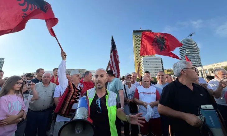 Protesta e 20/ Nis grumbullimi i qytetarëve te sheshi Skënderbej