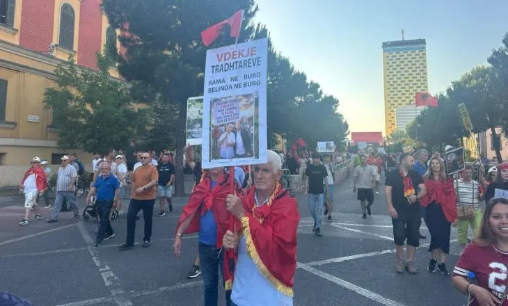 Protesta e 20-të në Tiranë, qytetarët mblidhen në Sheshin “Skënderbej” dhe marshojnë drejt Kryeministrisë