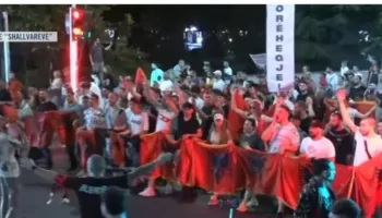 Protesta e 30-të kundër qeverisë, mijëra qytetarë vijojnë marshimin në rrugët e Tiranës, me ta dhe eurodeputetët