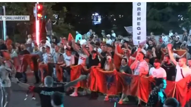 Protesta e 30-të kundër qeverisë, mijëra qytetarë vijojnë marshimin në rrugët e Tiranës, me ta dhe eurodeputetët