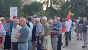 Protesta e 30-të në Tiranë, kërkohet largimi i Ramës e Berishës nga skena politike