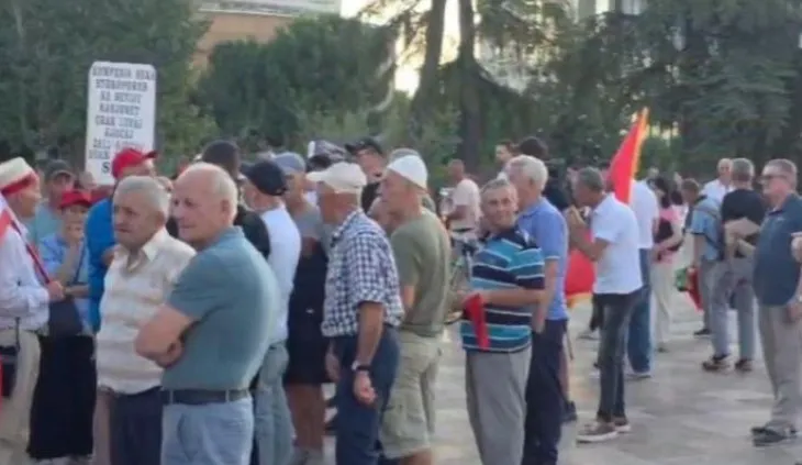 Protesta e 30-të në Tiranë, kërkohet largimi i Ramës e Berishës nga skena politike