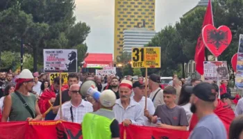 Protesta e 31-të/ Pas tensioneve te Parlamenti, qytetarët mblidhen te sheshi ‘Skënderbej’ dhe marshojnë drejt Kryeministrisë