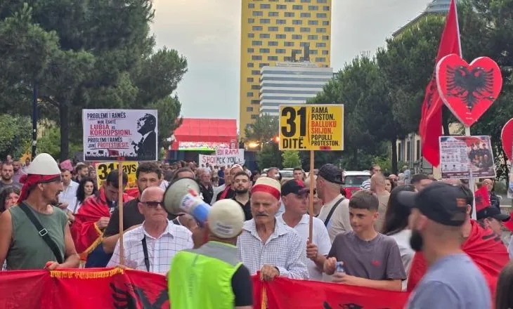 Protesta e 31-të/ Pas tensioneve te Parlamenti, qytetarët mblidhen te sheshi ‘Skënderbej’ dhe marshojnë drejt Kryeministrisë