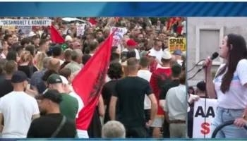 Protesta e 31-të/ Sheshi para Kryeministrisë plot me protestues, kërkohet dorëheqja e Edi Ramës