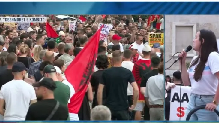 Protesta e 31-të/ Sheshi para Kryeministrisë plot me protestues, kërkohet dorëheqja e Edi Ramës