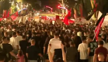 Protesta e qytetarëve vijon me vendosmëri, turmat zhvendosen drejt Sheshit Skënderbej