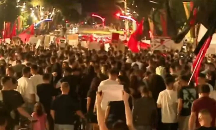 Protesta e qytetarëve vijon me vendosmëri, turmat zhvendosen drejt Sheshit Skënderbej