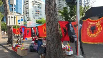 Protesta kthehet në biznes! Ja çfarë po ndodh në qendër të Tiranës (VIDEO)