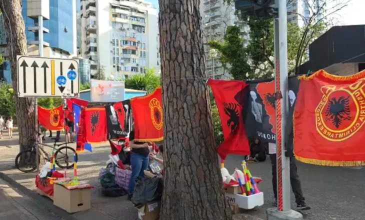 Protesta kthehet në biznes! Ja çfarë po ndodh në qendër të Tiranës (VIDEO)