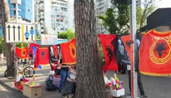 Protesta kthehet në biznes, në qendër të Tiranës nis shitja e qelesheve dhe flamujve kombëtarë