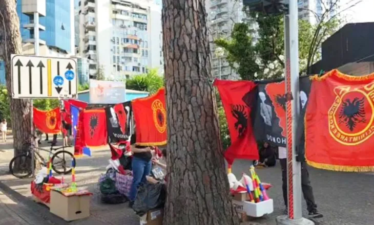 Protesta kthehet në biznes, në qendër të Tiranës nis shitja e qelesheve dhe flamujve kombëtarë