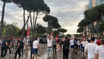 Protesta kundër investimit në Zvernec, aktivistët e Vetëvendosjes prijnë përplasjen me policinë në Tiranë