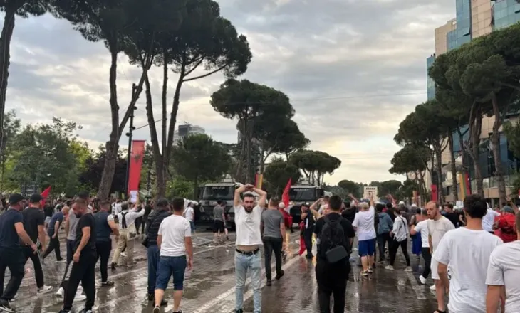 Protesta kundër investimit në Zvernec, aktivistët e Vetëvendosjes prijnë përplasjen me policinë në Tiranë