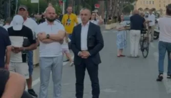 Protesta kundër ndërtimit në Zvërnec/ Deputeti demokrat Arjan Ndoja u bashkohet sërish protestuesve para Kryeministrisë