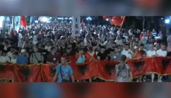 Protesta kundër qeverisë, mijëra qytetarë vijojnë marshimin në rrugët e Tiranës