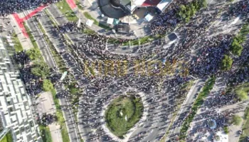 Protesta masive në Novi Sad, mijëra qytetarë kërkojnë zgjedhje të parakohshme në Serbi, Vuçiç në panik, kërkon…